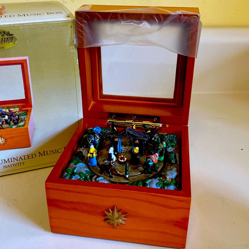 Gold Label Vintage Animated Illustrate Music Box Nativity, Plays Away In Manger